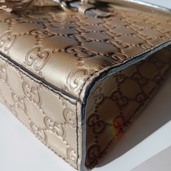Gucci medium Emily gold embossed shoulder bag - Picture 13 of 16